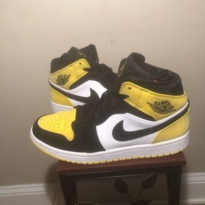 Air Jordan 1 Mid SE Yellow Toe